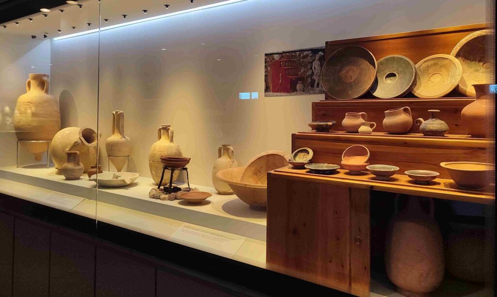 Museum_of_Pella_pottery_exhibits